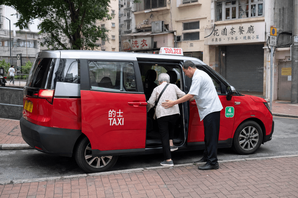 一口價快的司機協助長者上車