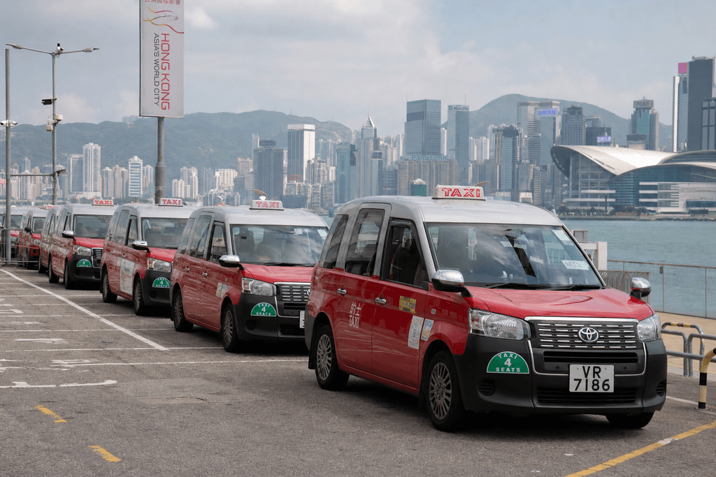 一口價快的專業車隊 — 全最新混能紅的士